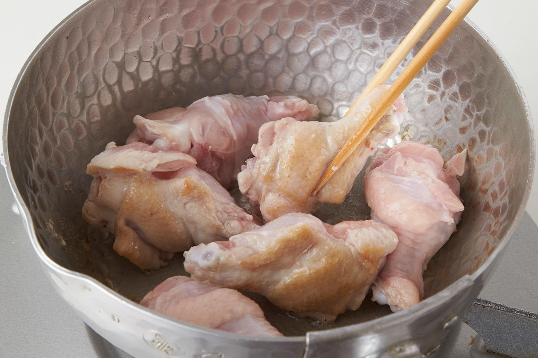 鶏を焼きつける