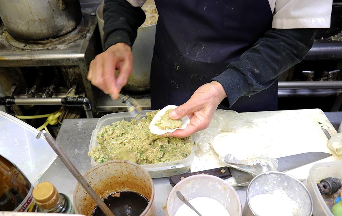 ギョーザを包む