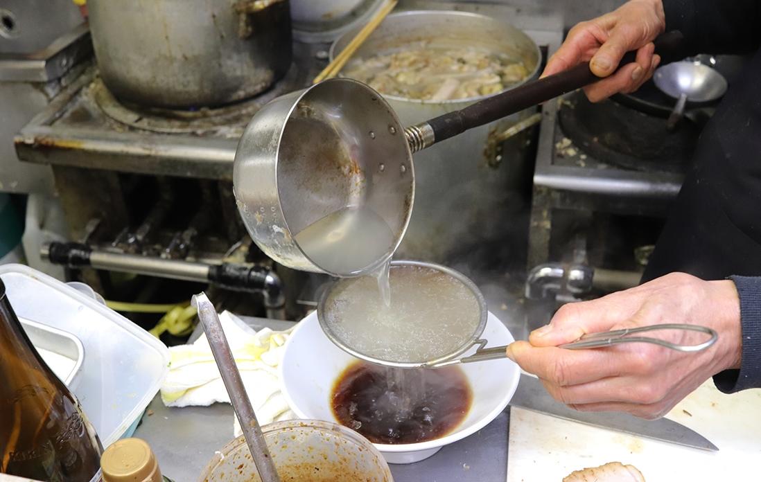 ラーメンだれを入れる