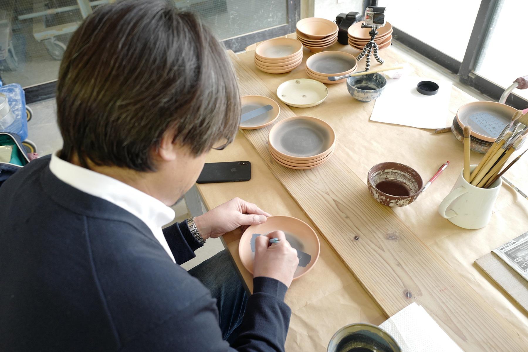 皿に文字入れ中