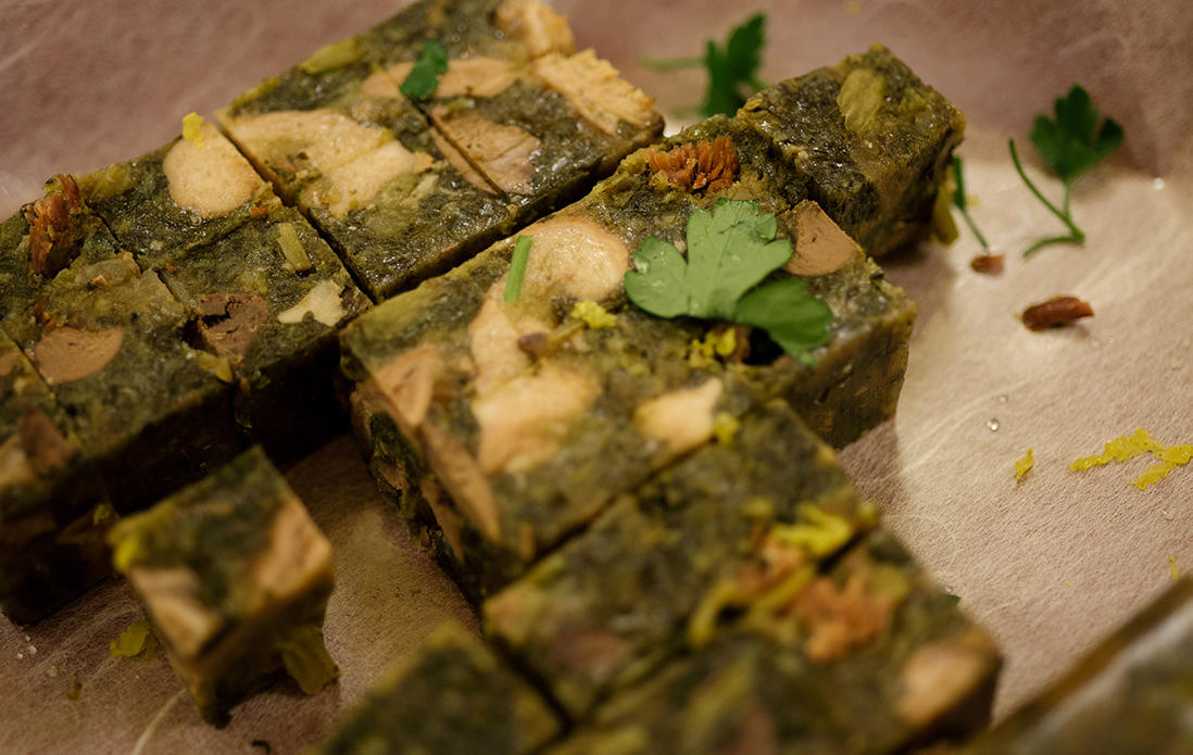 猪のモツ（腸）と福井産カーボロネロ