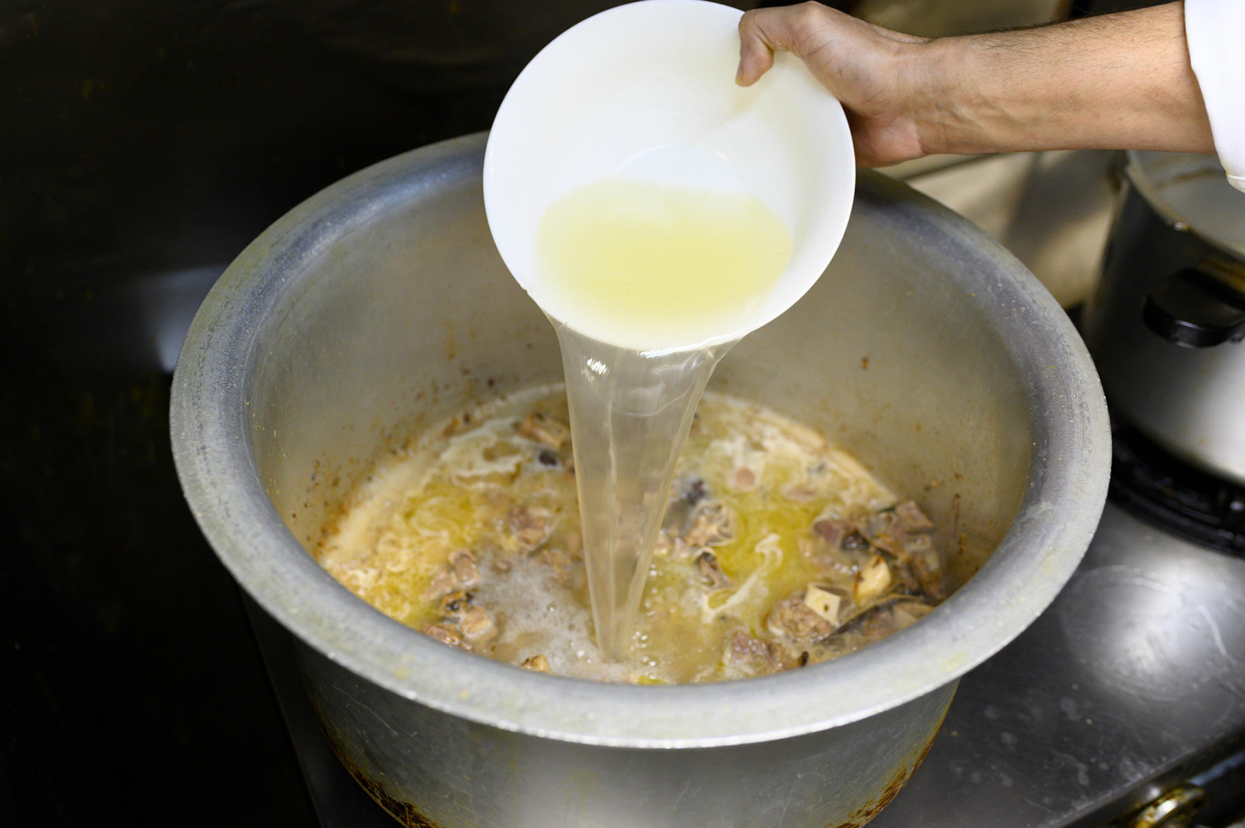 スープを加えて煮る