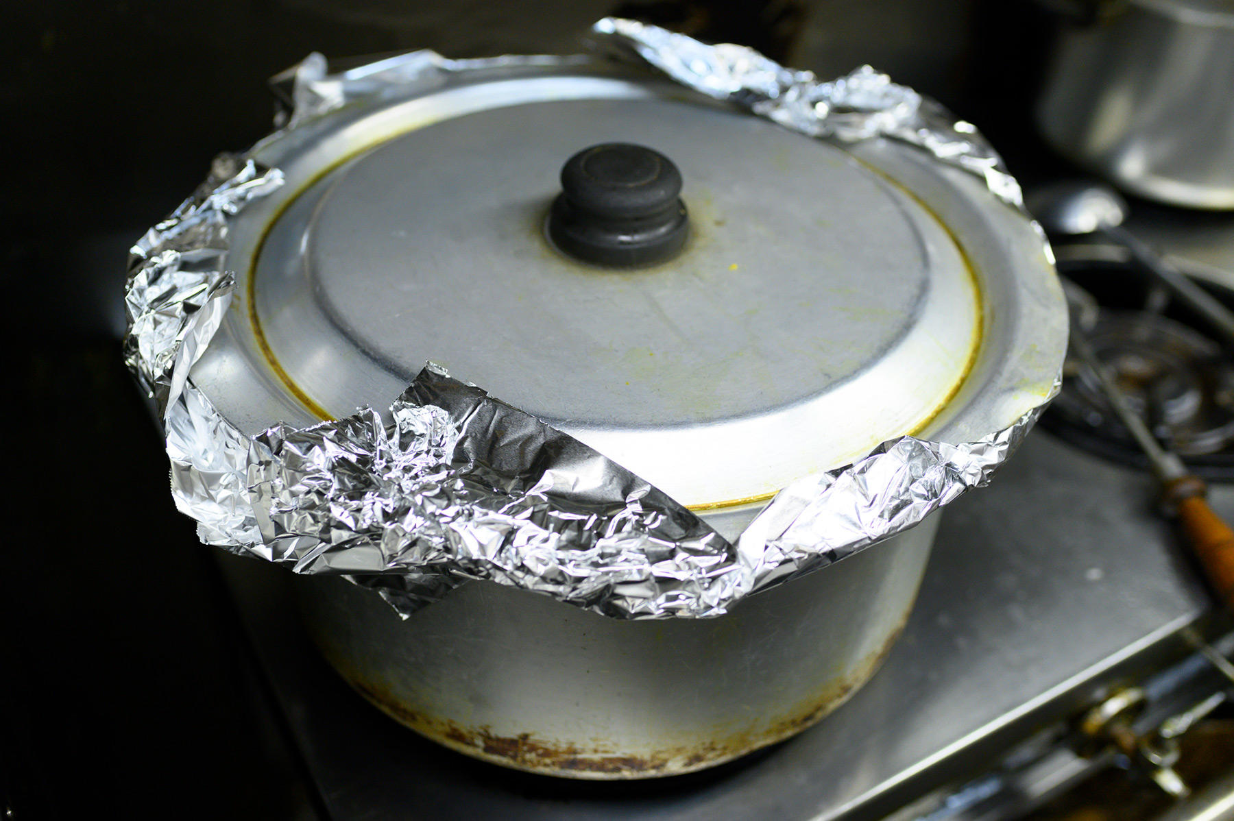 蓋と重石をして炊く