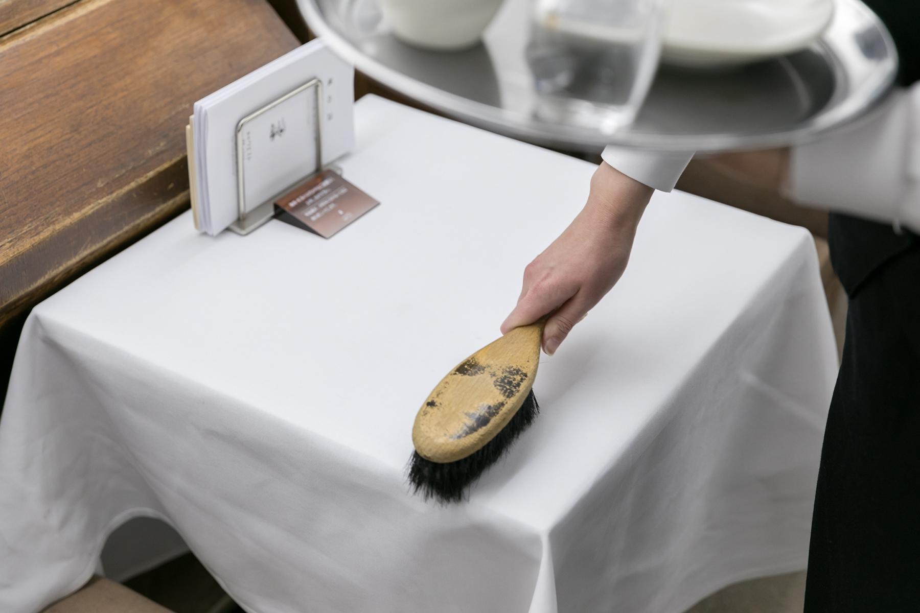 テーブルのブラシかけ
