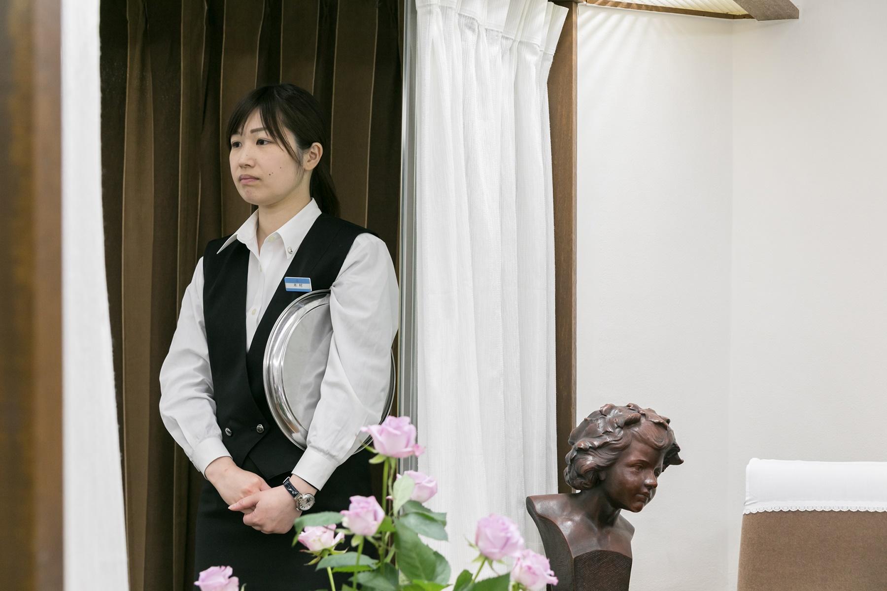 待機中のウエイトレス