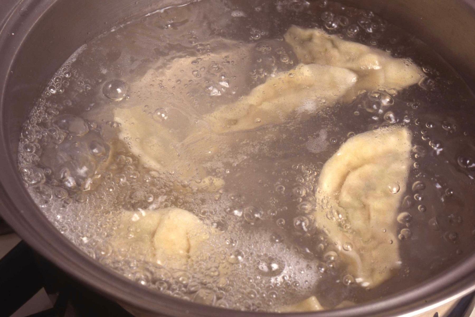 餃子が鍋底にくっつかないように