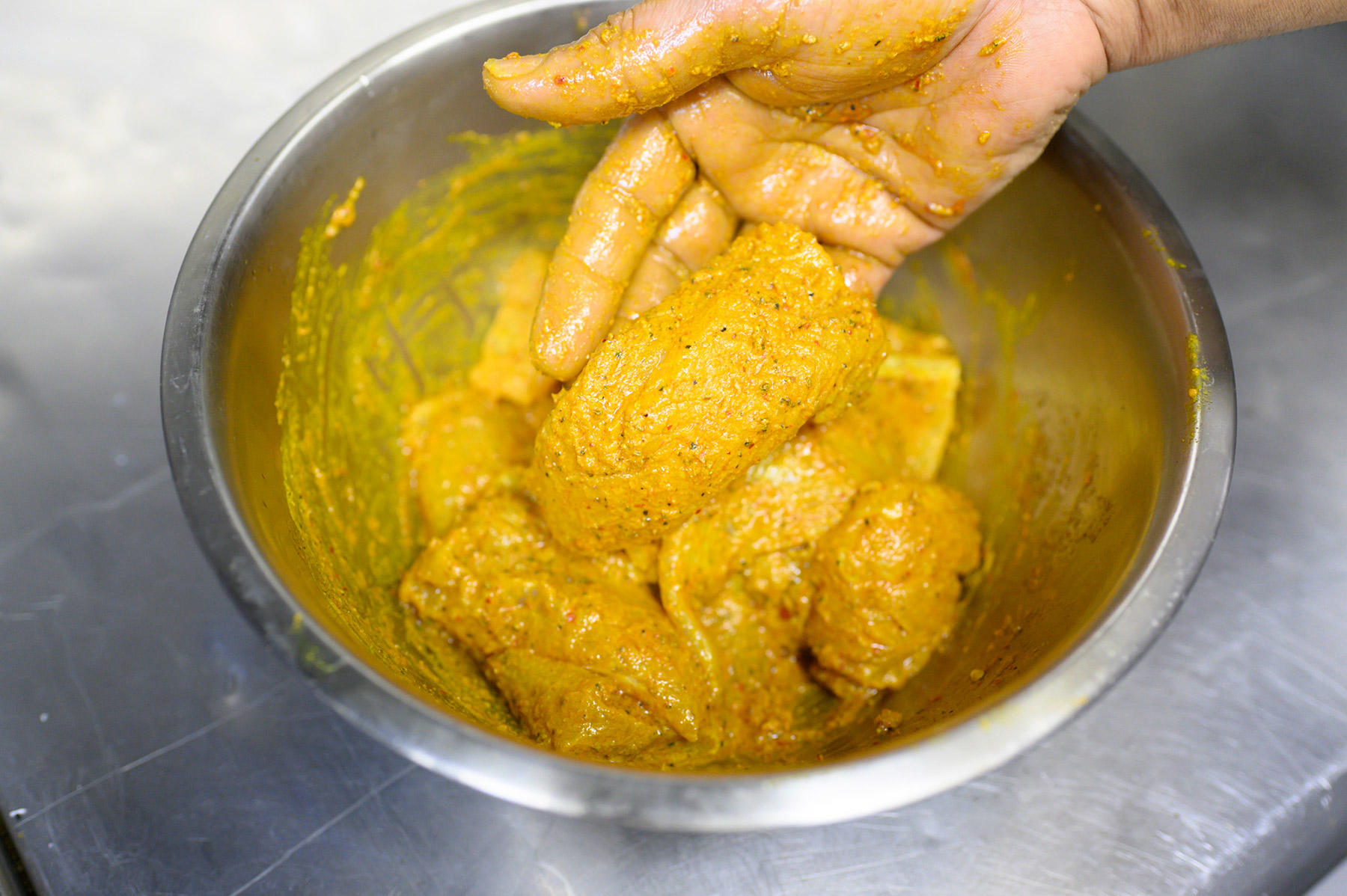 スパイスをもみ込む