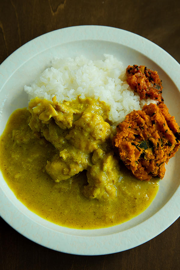 28日（日）は、レモン＆セロリシードルのチキンカレー500円で、おかずは黒胡麻を加えたマッシュかぼちゃ“セサミパンプキン”100円。どちらのカレーにも、みかんとレモンの皮を活用したアチャール（インドの漬物）がつき、これがまた絶品！