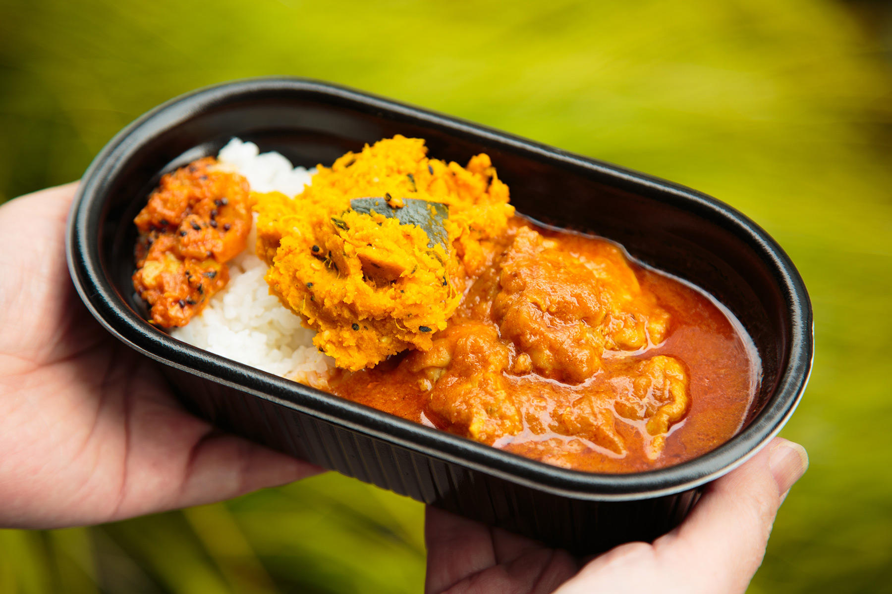 「カレーの車」ではこのようなスタイルでカレー800円とおかず200円を販売。カレーはライスと別盛りにもできる。