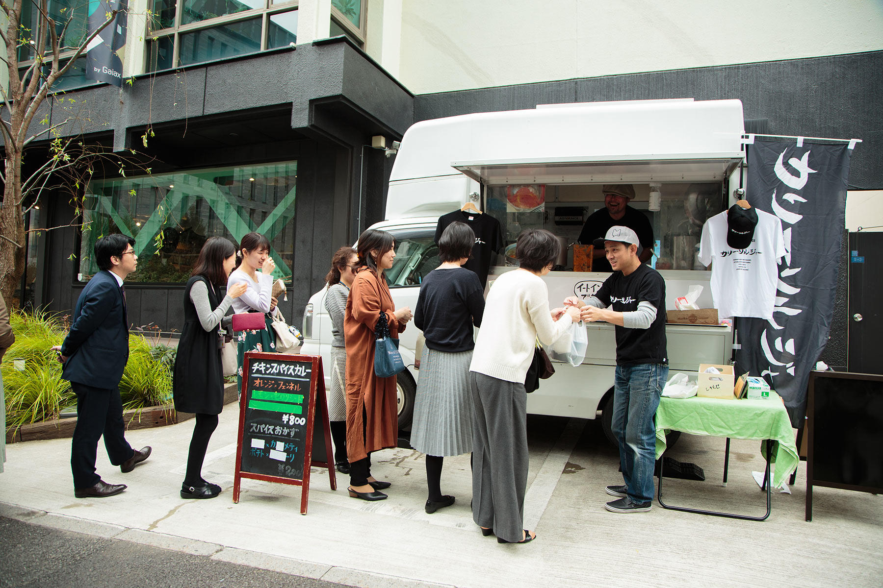 カレーの販売が始まると周囲のビルから続々と人が集まり、オフィス街に行列が出現！