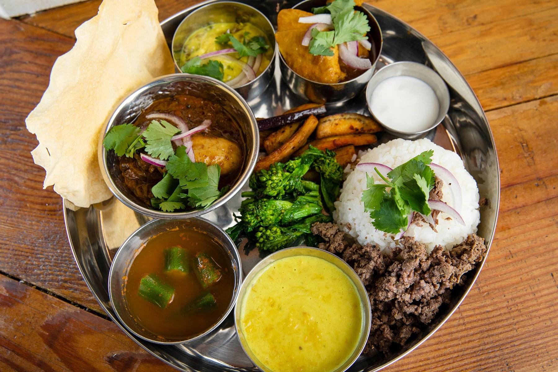 カレー3種に鹿キーマも入る全部盛プレート