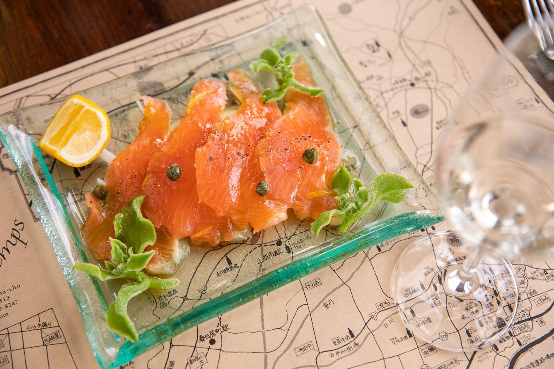 自家製甲斐サーモンのマリネ、サラダ仕立て