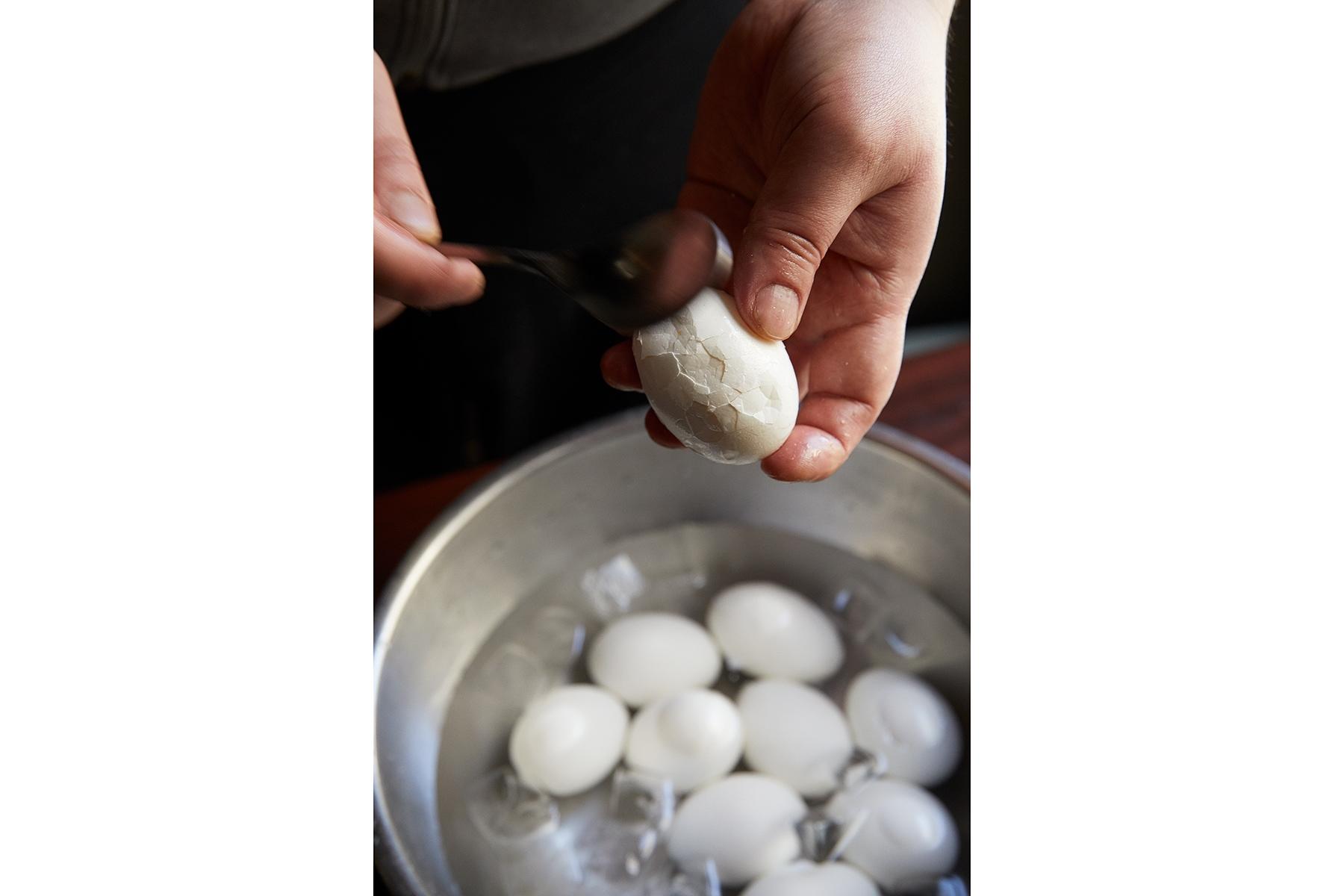 全体にまんべんなくヒビを入れる。