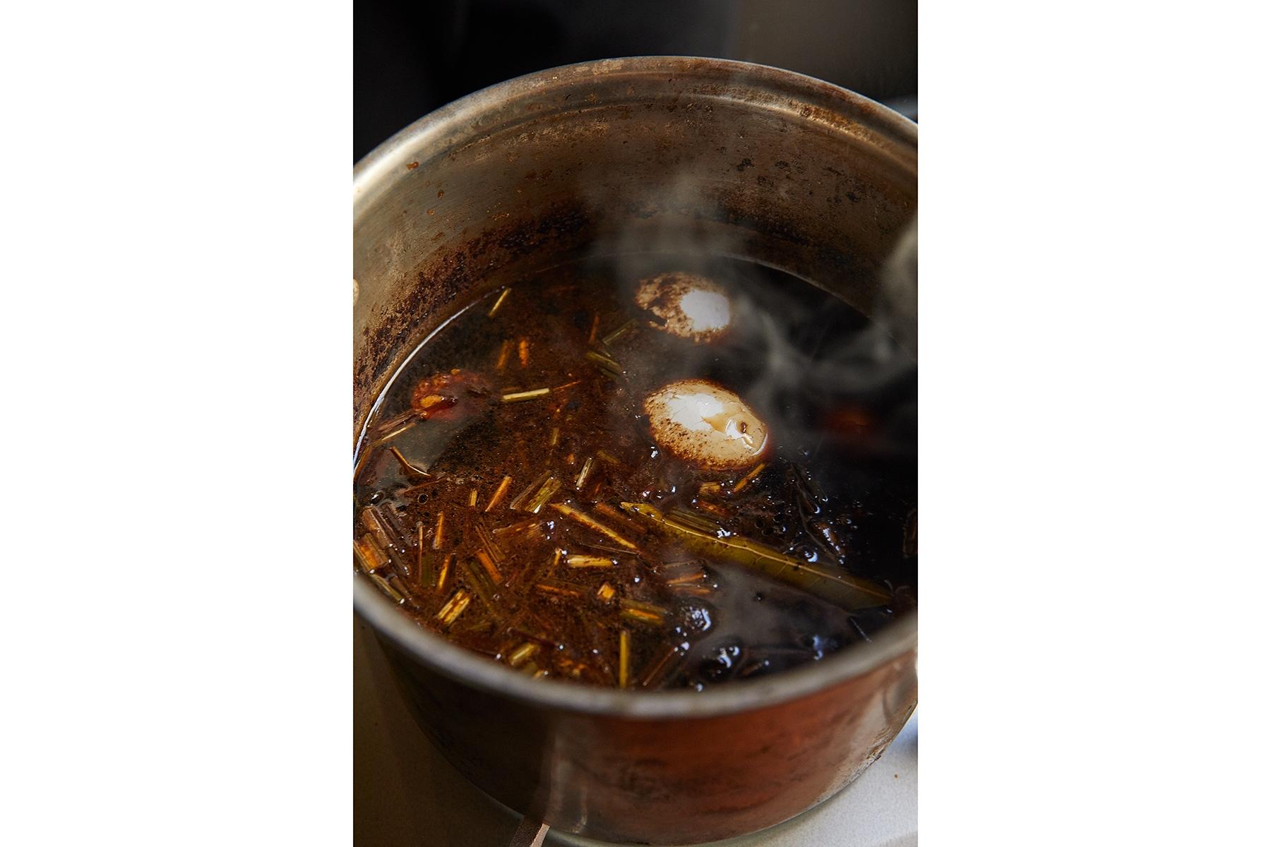 ヒビの入った卵をまるごとちゃぽん。