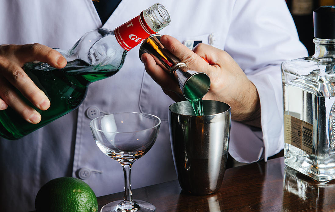 搾りたてのフレッシュなライム果汁60ml、深い緑色で甘味のあるミントリキュール“ペパーミント GET27”を20ml注ぐ。