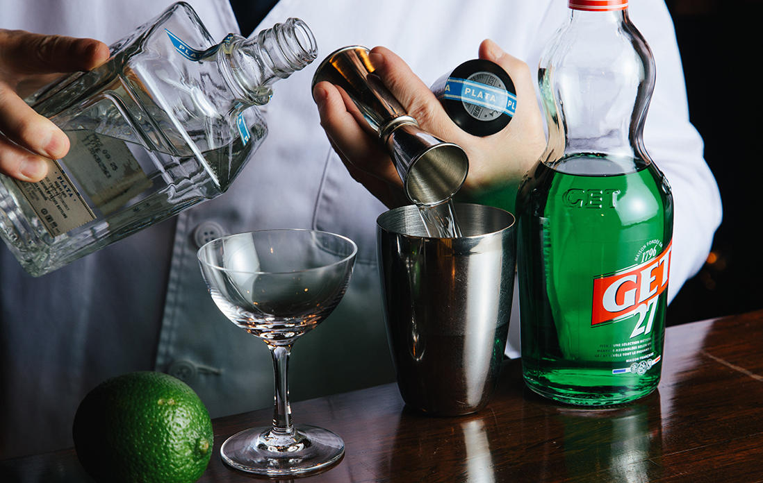 続いて、アメリカンホワイトオークの新樽で45日のみ熟成させたシルバーテキーラ“エラドゥーラ プラタ”を60ml注ぐ。アガヴェのピュアな香り、滑らかな口当たりでストレートでも楽しめるテキーラだ。