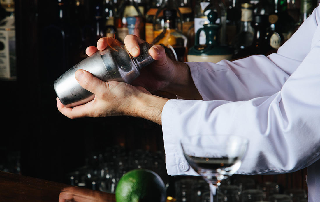 やさしくシェイクして全体を混ぜる。シェイカーが冷たくなるまで、が目安。