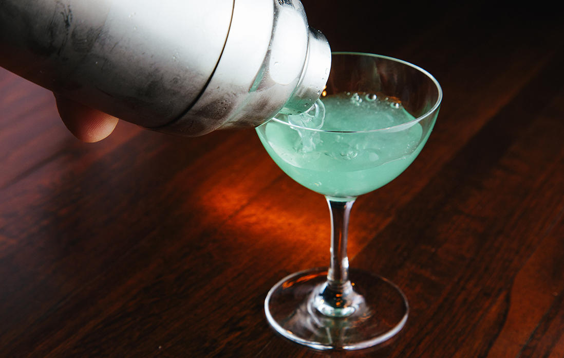 シェイカーからグラスに注ぎ、冷たいうちにすみやかに客に差し出す。