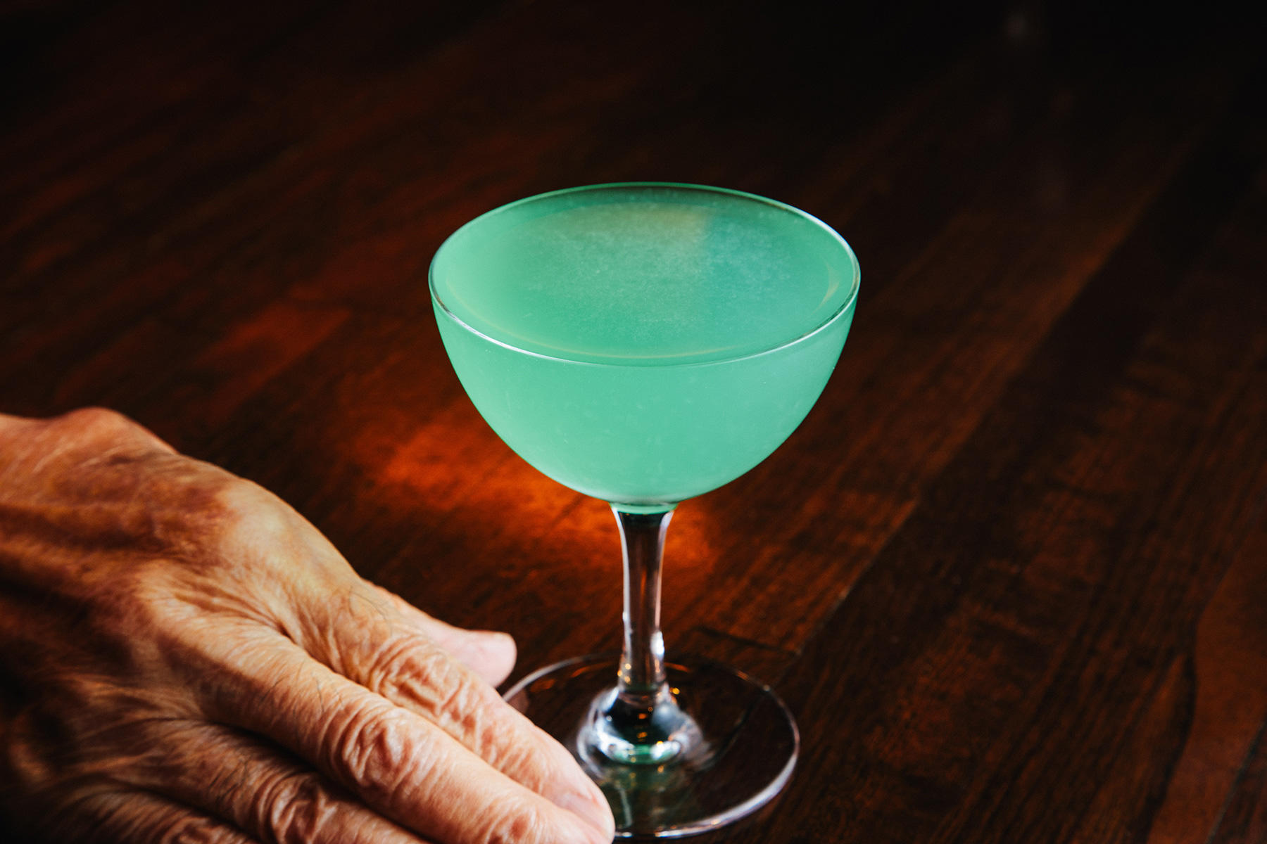 シェイカーから注がれた鮮やかで清涼感のある液体に、カウンターの客たちの視線が集まる。