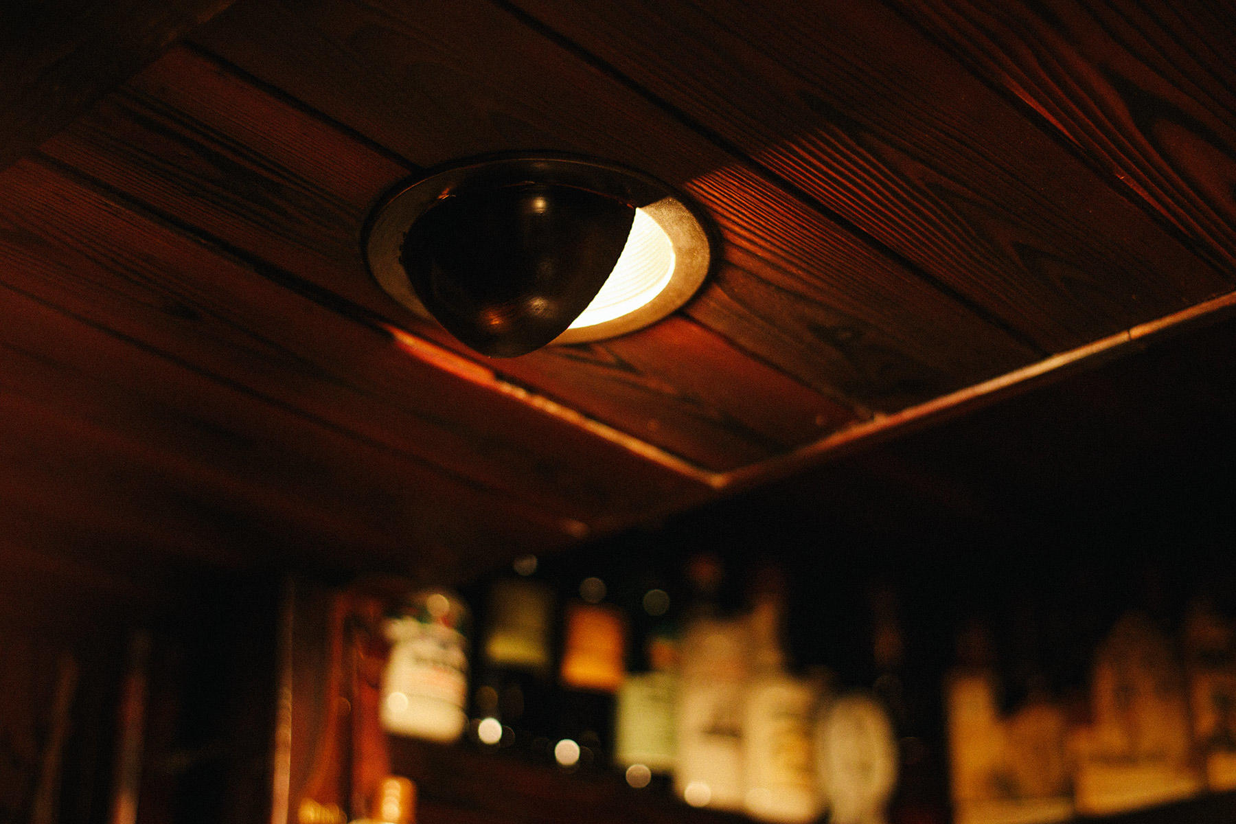 出来立てのカクテルを美しく照らすダウンライト。半分だけカバーがかけられているのは創業時からのこと。
