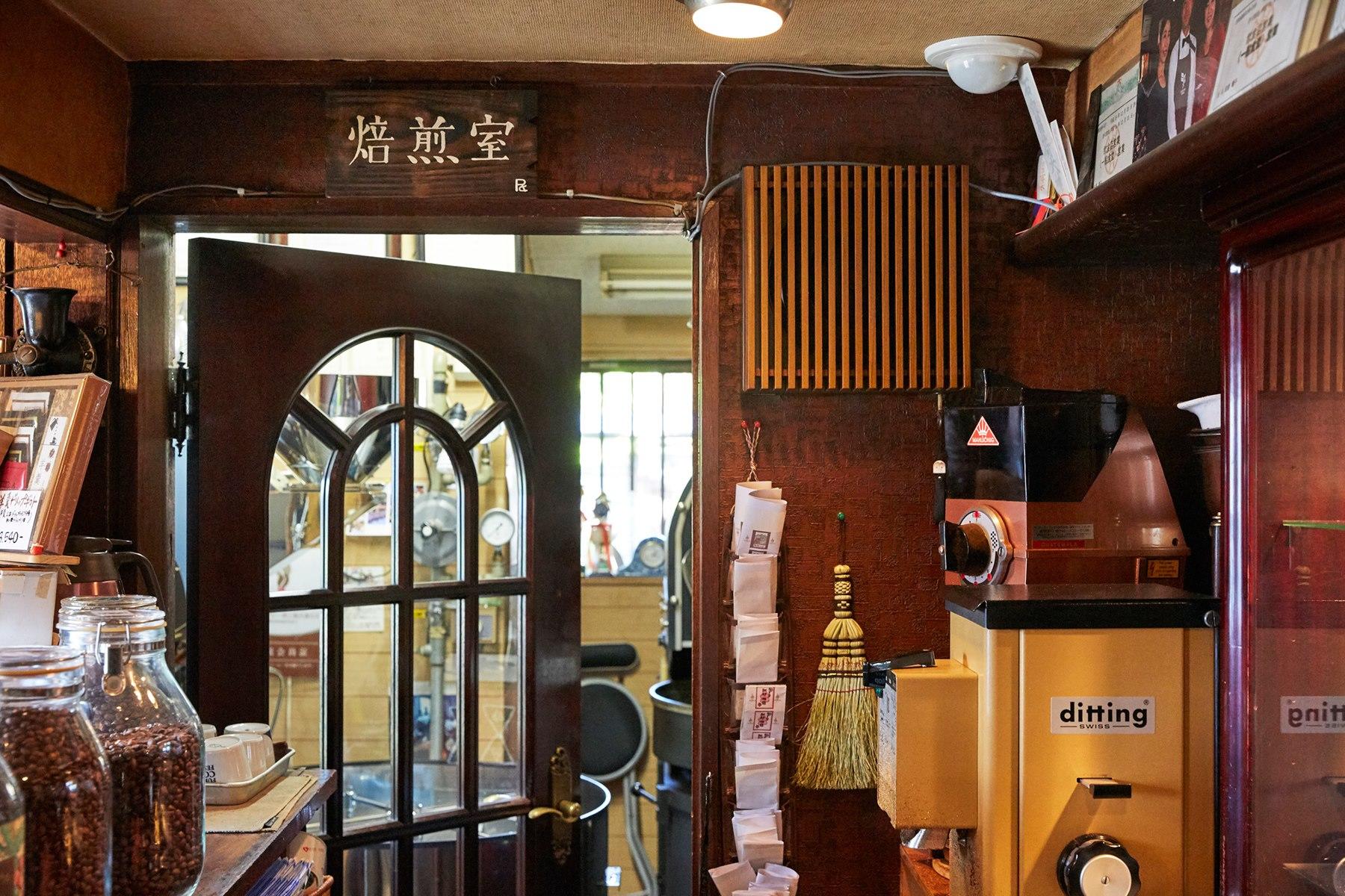 焙煎室に通じるレジ脇の扉