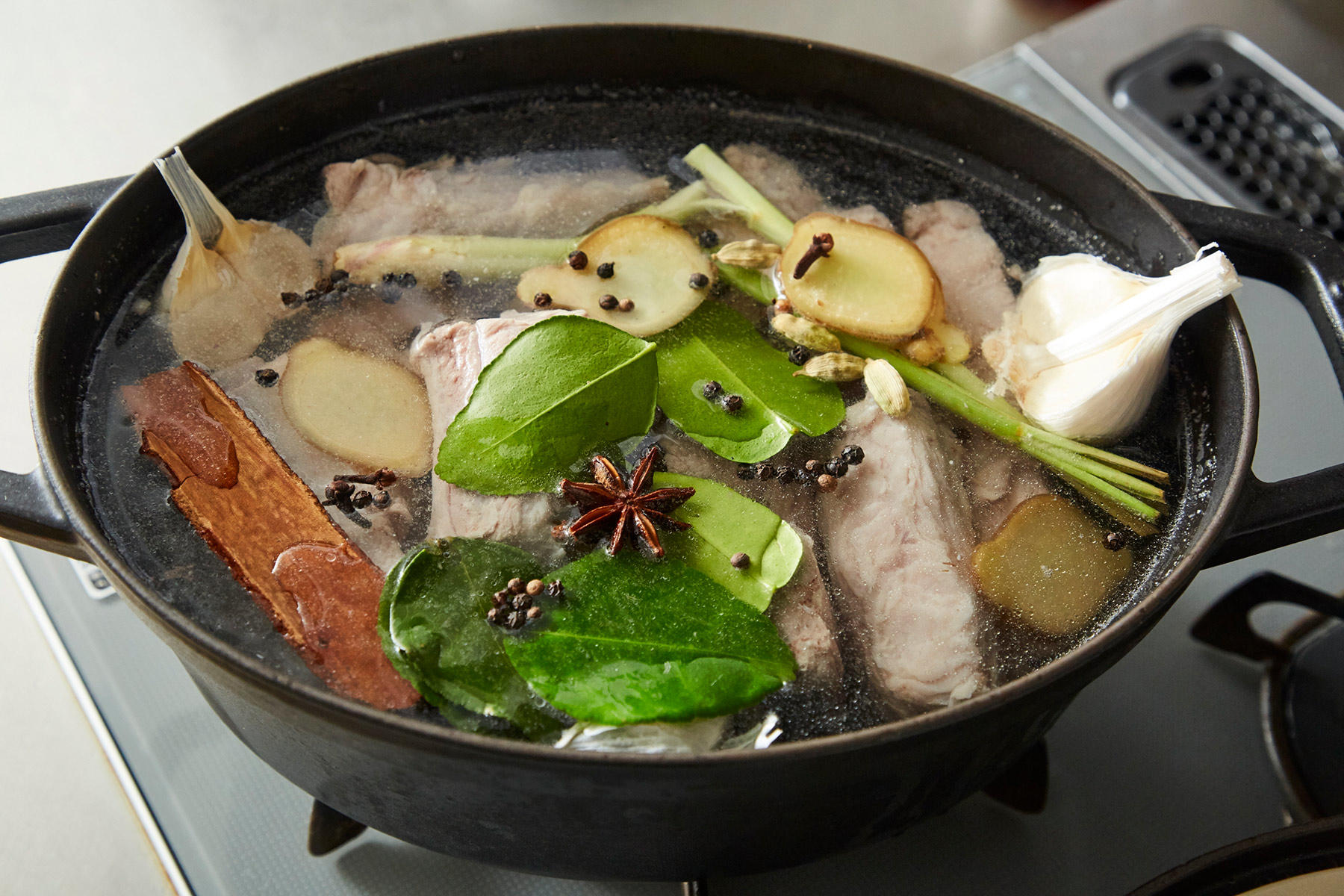 香味野菜、スパイス、ハーブと煮ることで、スペアリブを爽やかに香りづけします。