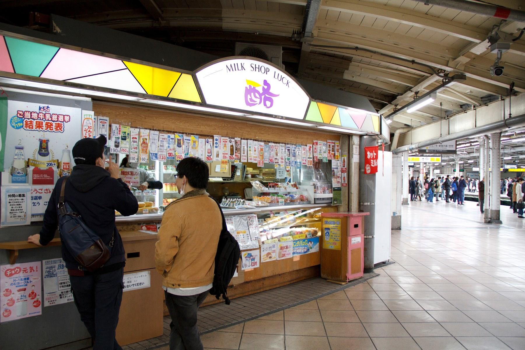 6番戦にある総武線下りホーム店。2店舗ともに、両国へ行く力士や、野球、競馬から帰ってきたおじさんといった、多種多様な人たちが利用する。