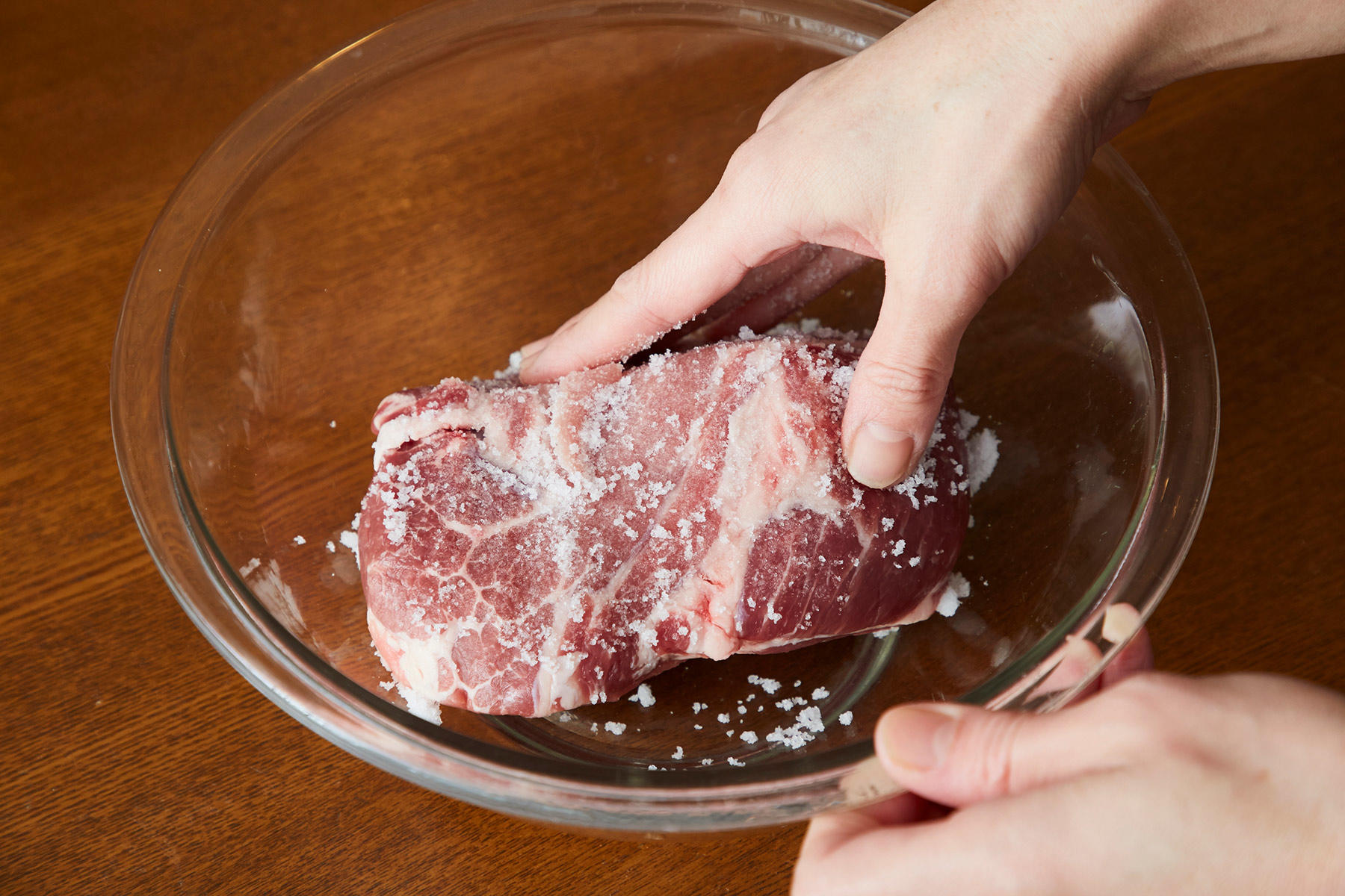 豚肉に塩をすり込んでねかせる