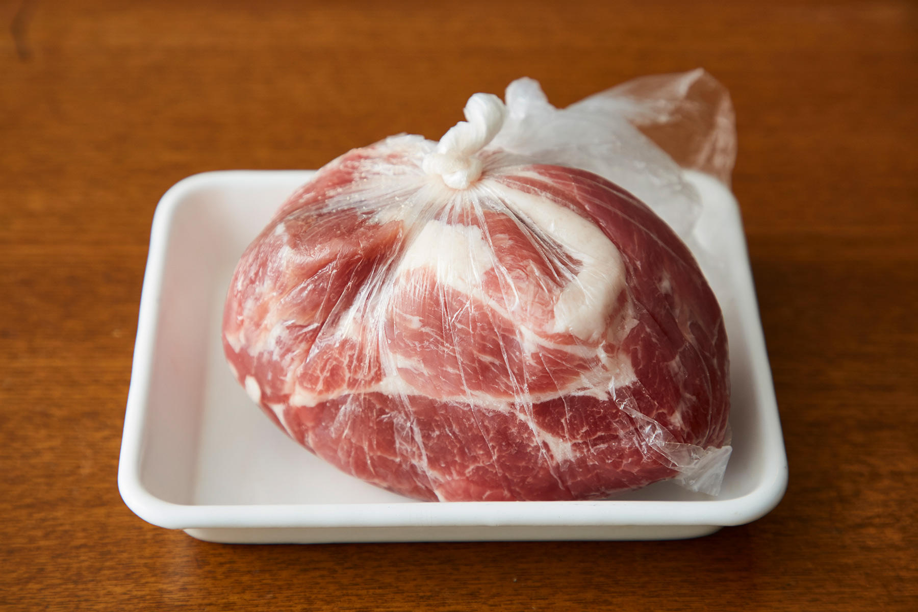 豚肉に塩をすり込んでねかせる