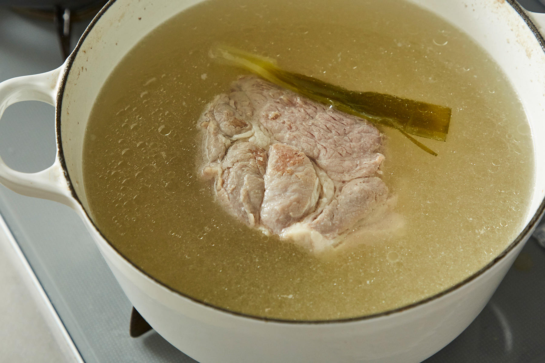豚肉をゆでる