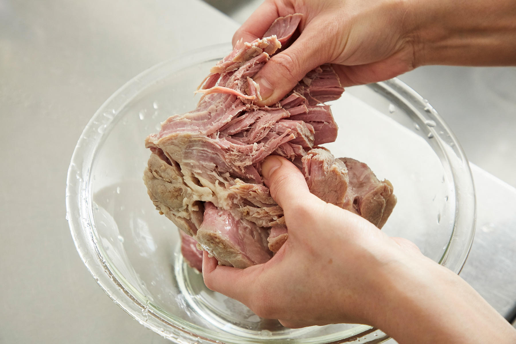 豚肉をほぐす