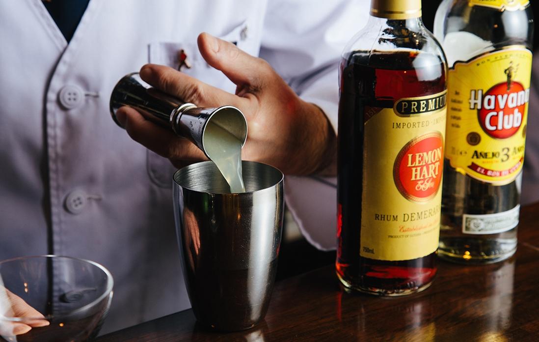 氷を入れたシェイカーに、ライム果汁20mlを注ぐ。