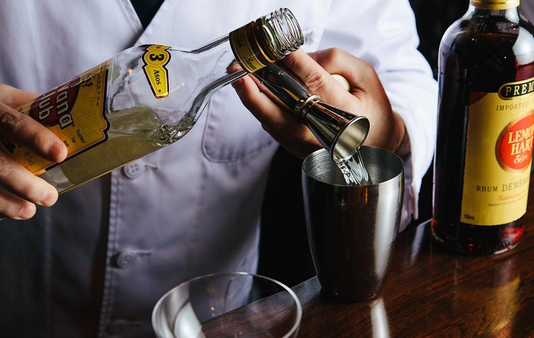 続いて、ホワイト・ラム“ハバナクラブ 3年”80mlを注ぐ。