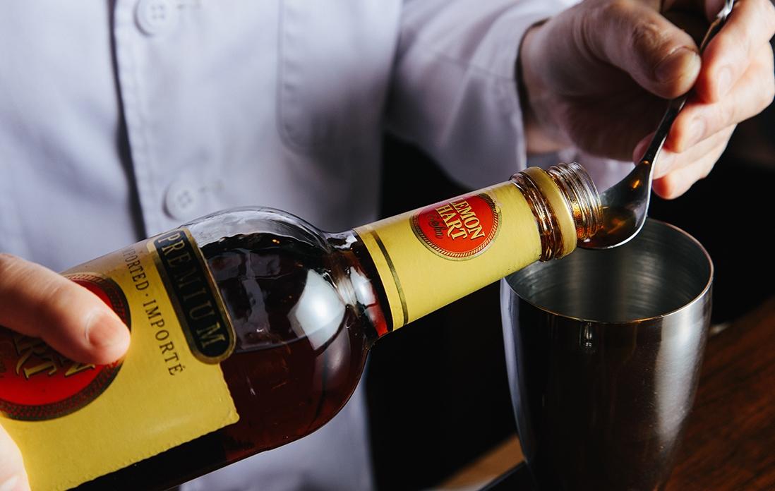 アルコール度数75.5％のラム“レモンハート デメララ”を10ml注ぐ。