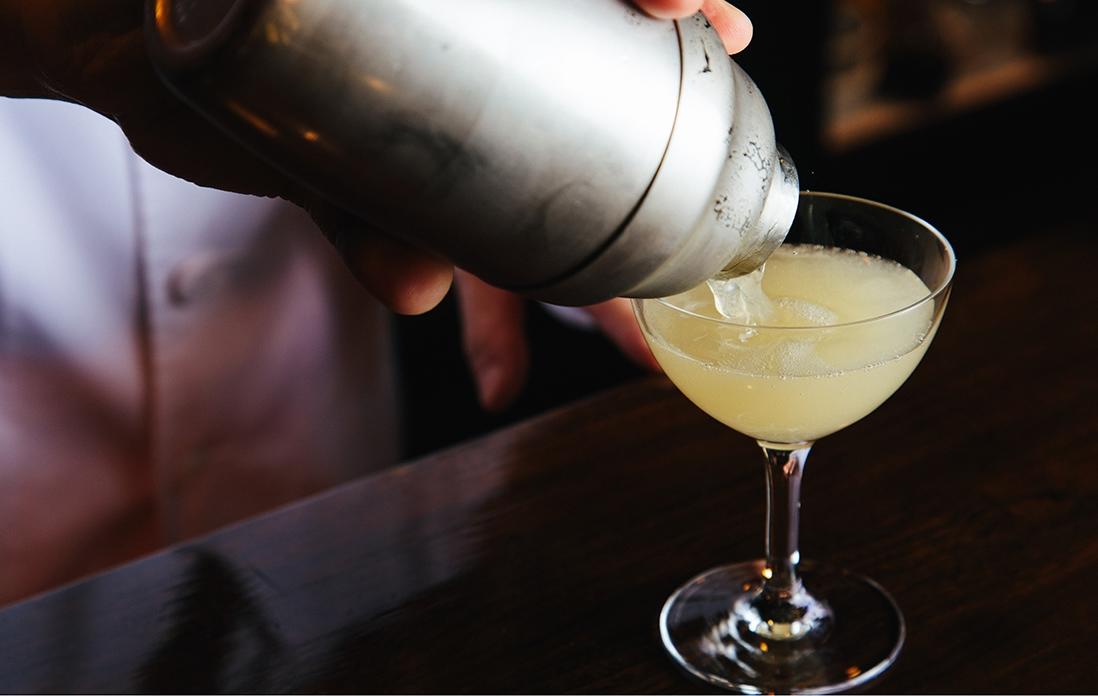 シェイクして、グラスに注ぐ。