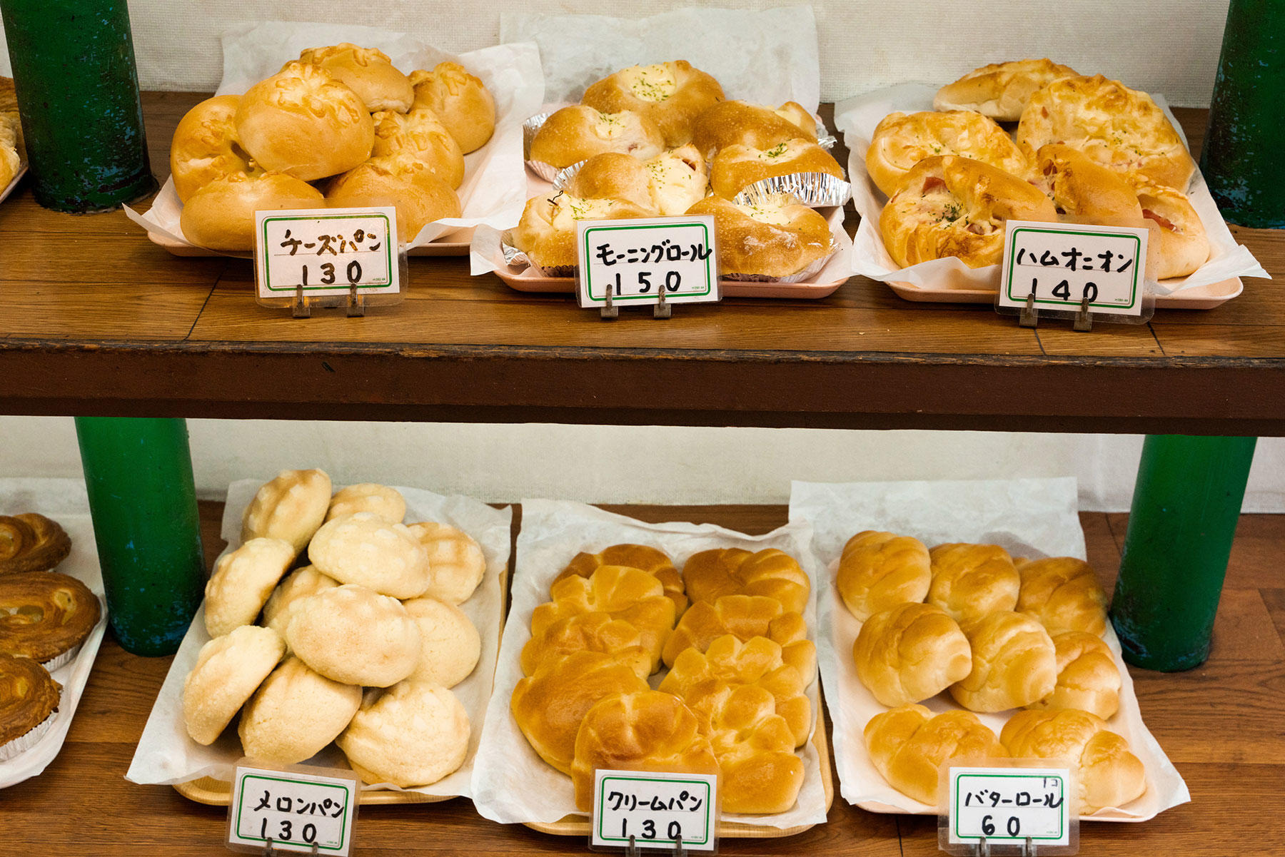陳列棚には、どこにでもあるようで、ここにしかないパンたちが並ぶ。つくり方も値段も、平成が終わって令和になろうとしているいまも、昭和。