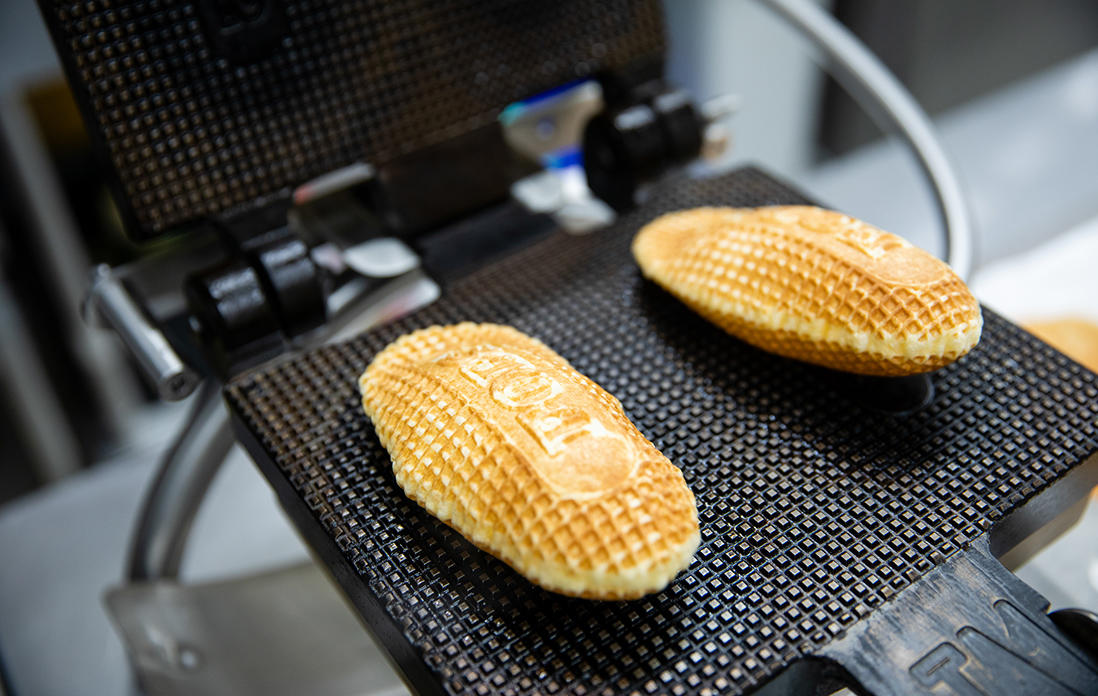 開けるとぷっくりと膨らんだ生地が登場。店名もしっかり焼き込まれている。