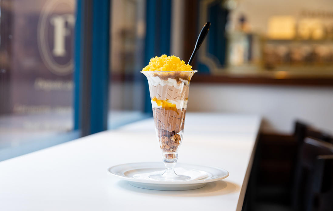 “グラパフェ（ショコラトロピック）”800円。ガトー、ムース、ソースなどを使ったグラパフェは、パティスリーならではの一品。一口ごとにいろいろな味が飛び出す。