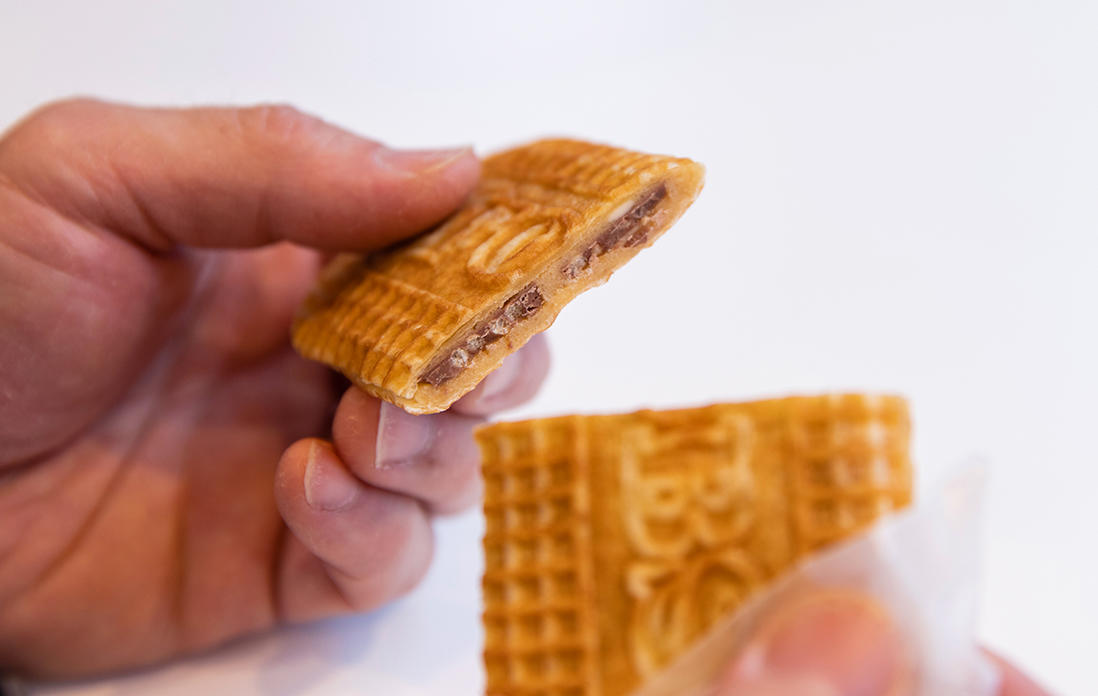 dancyu祭限定のゴーフレット“カスノワ”1枚500円は、香ばしいくるみのバタークリームとサクサクのチョコパフのコンビネーション。定番のバニラ味は1枚400円。