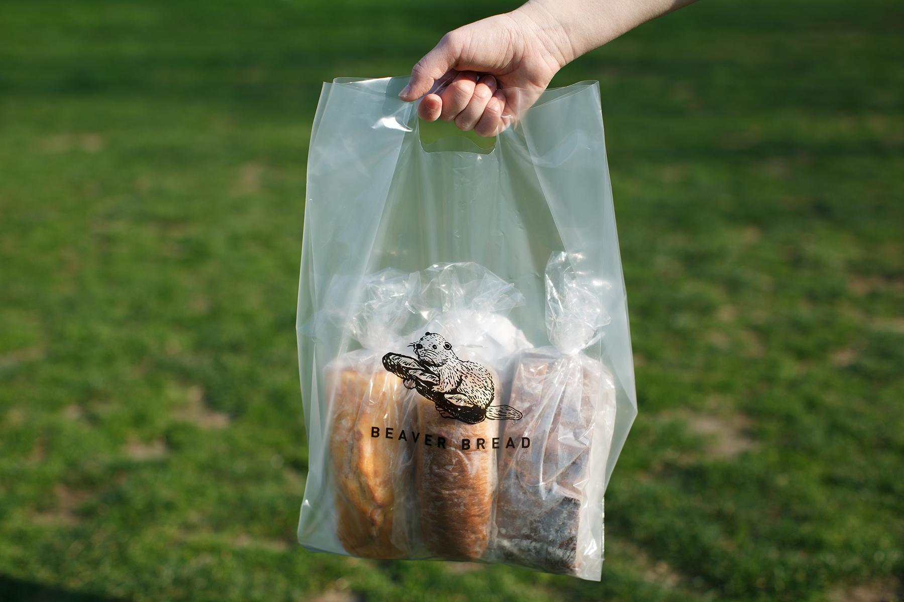 ビーバーのイラストのついた袋