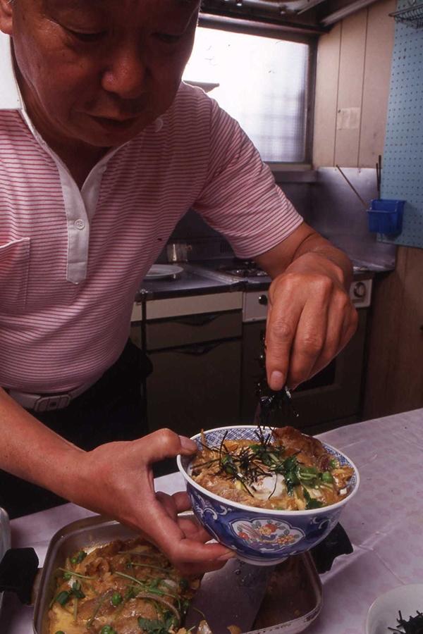 盛り付ける金馬師匠