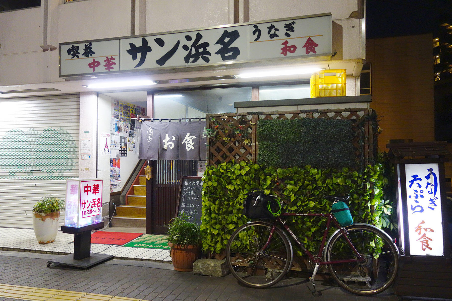 自転車と一緒に撮ると、ますます旅の1ページっぽい写真に。池袋ですけどね。