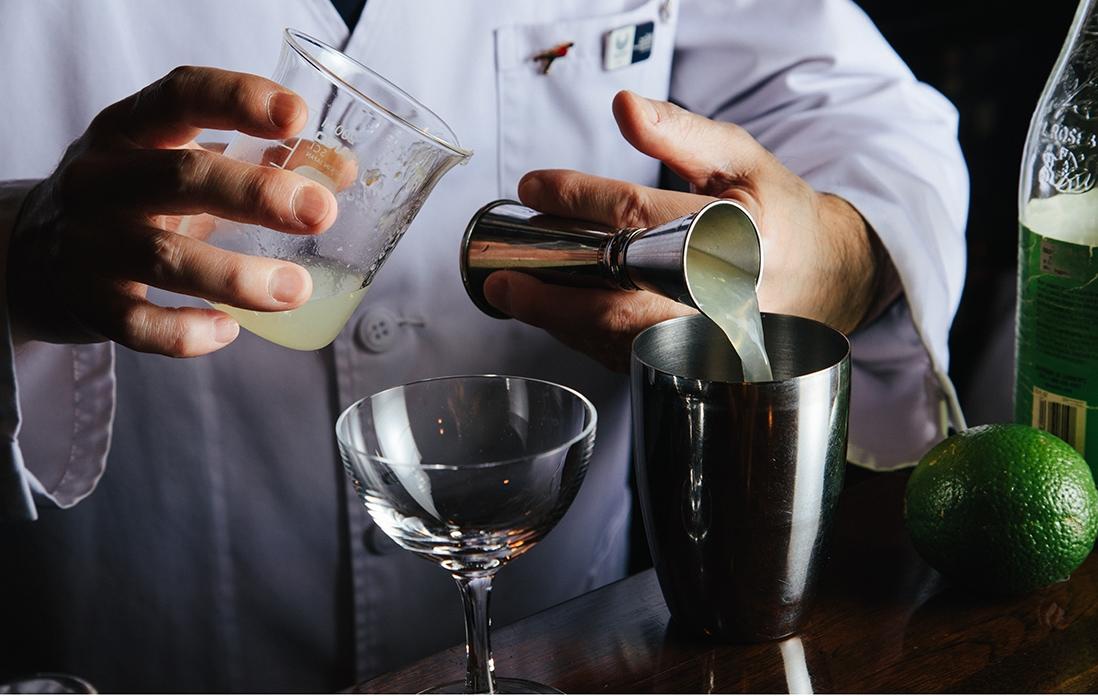 搾りたてのライム果汁20mlをシェイカーへ注ぐ。