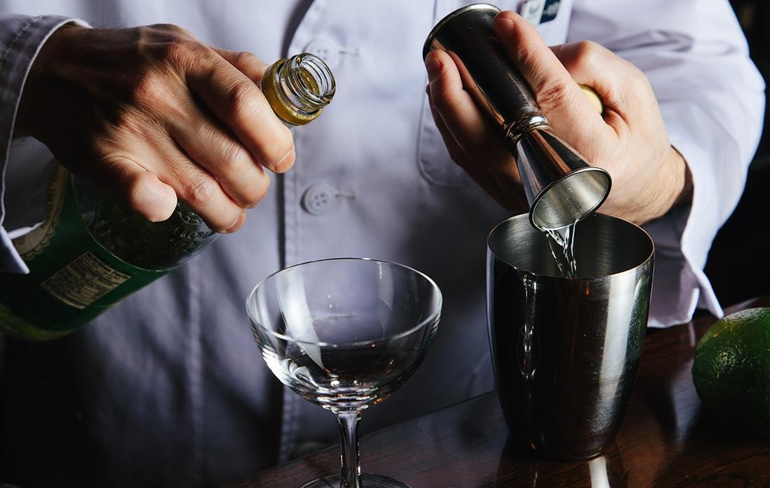 続いて、甘味のあるローズのライムジュース10mlをシェイカーへ注ぐ。