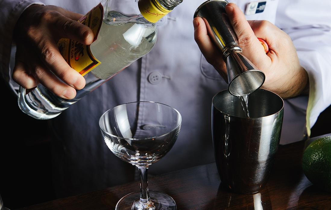 “ゴードン ドライジン”70mlを注ぐ。