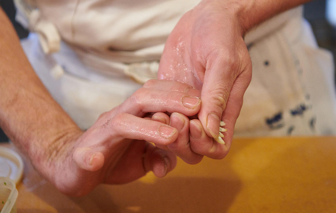 蒸し上げた後、冷蔵庫で身のゼラチン質を冷やし固めてやっと握れる状態になる。