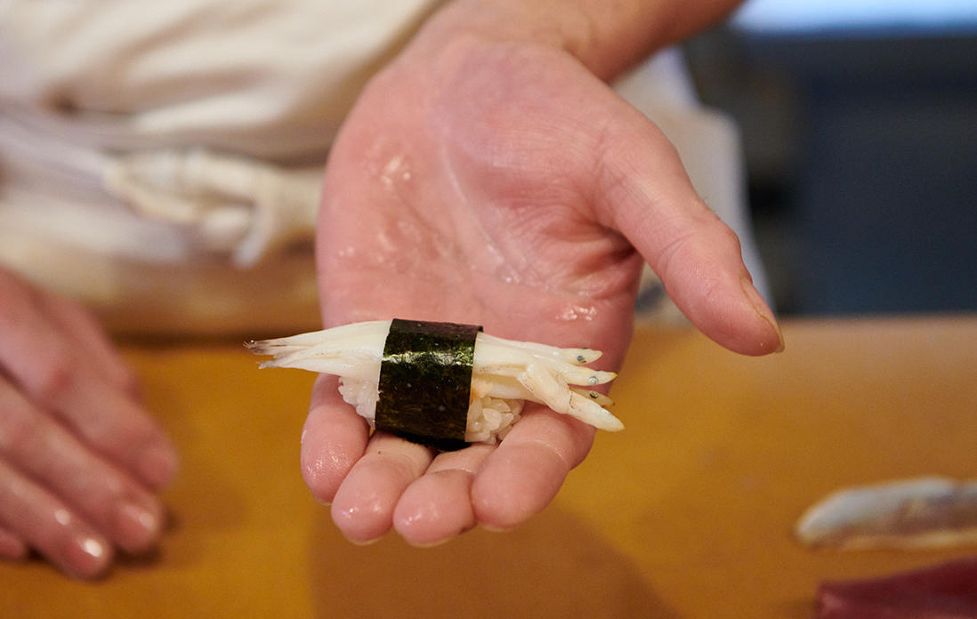 見目も美しい握りが完成。煮切り醤油を軽く塗って提供する。