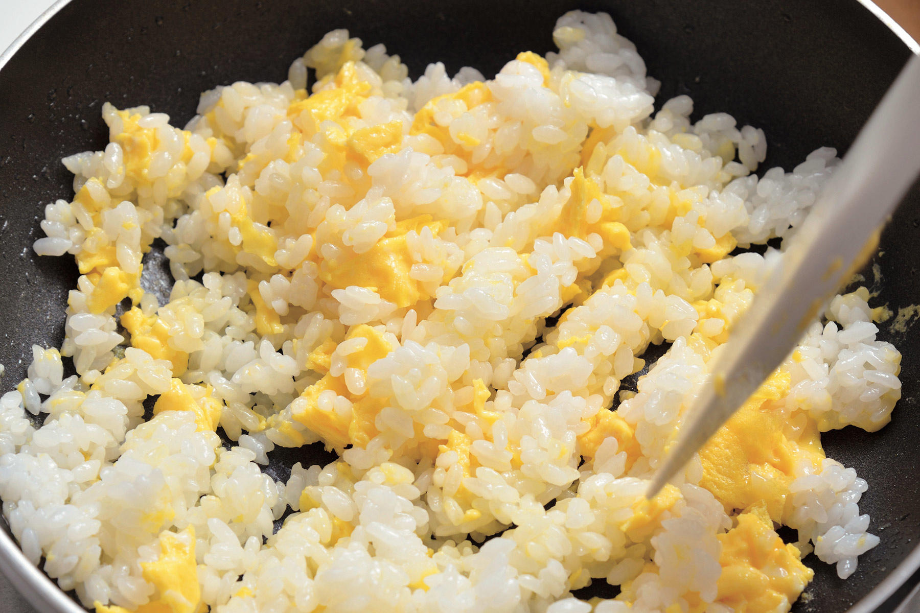弱火で炒めることで、ごはんが焦げつかず、卵との一体感が生まれやすくなる。