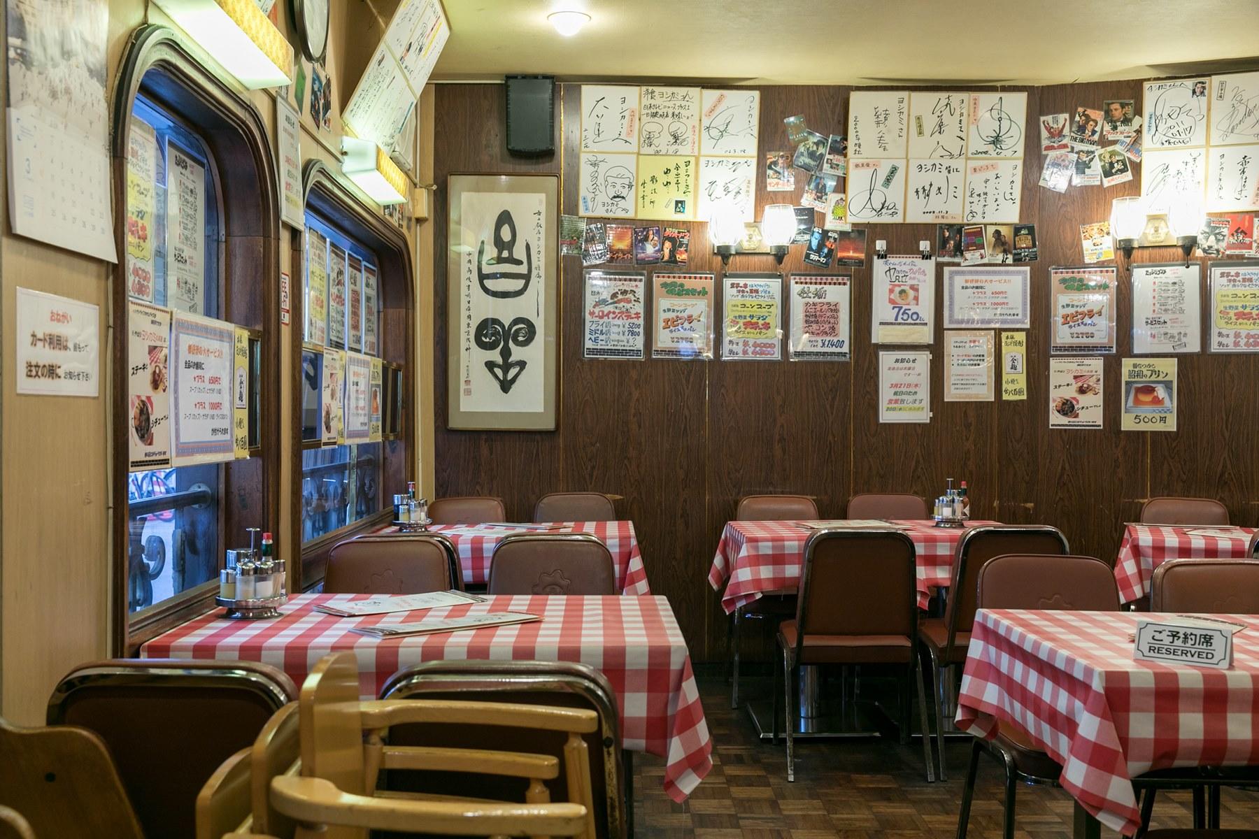 奥のテーブル席