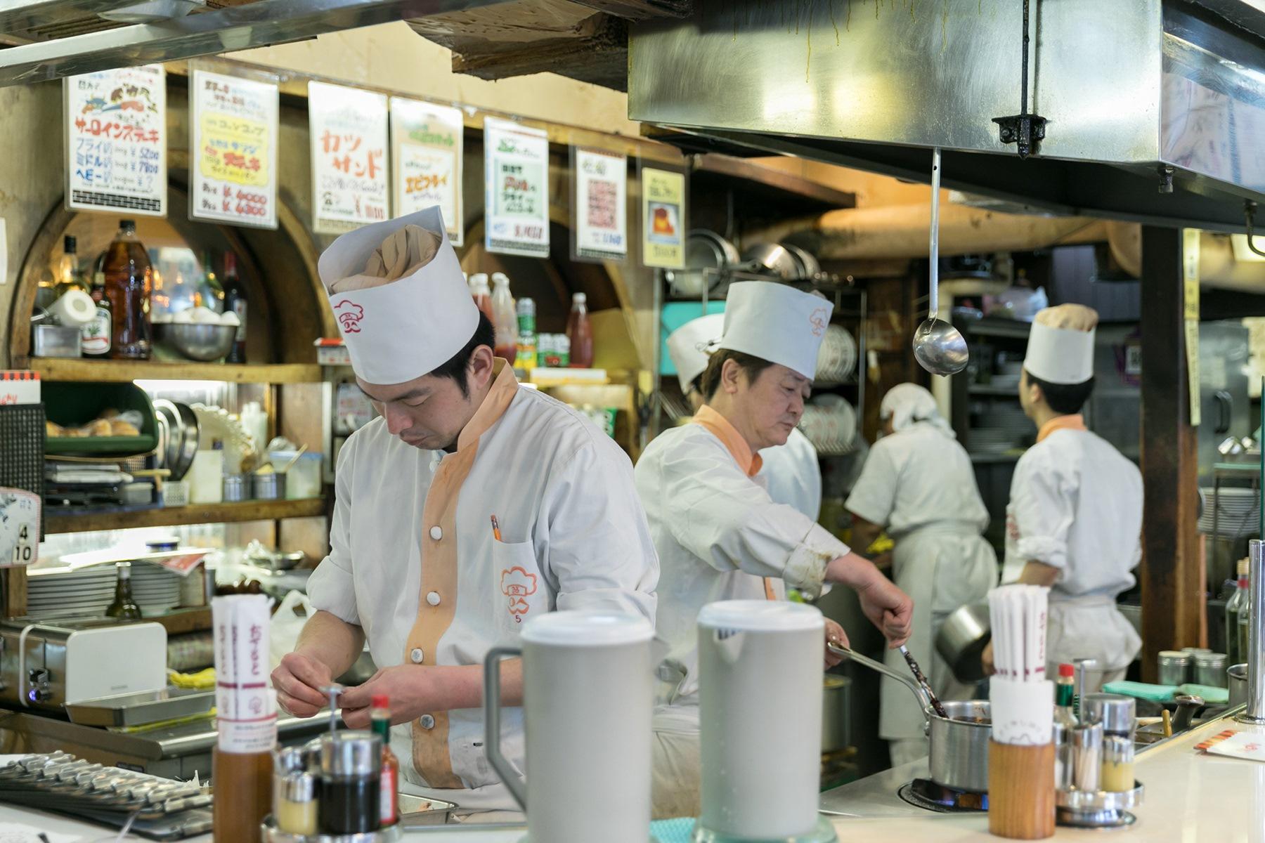 厨房のシェフたち